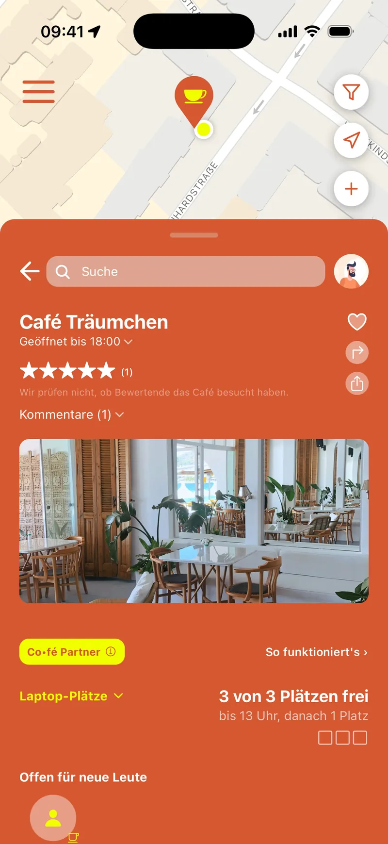 Café Träumchen in der App mit gelbem Partner-Abzeichen: 3 von 3 Laptop-Plätzen frei